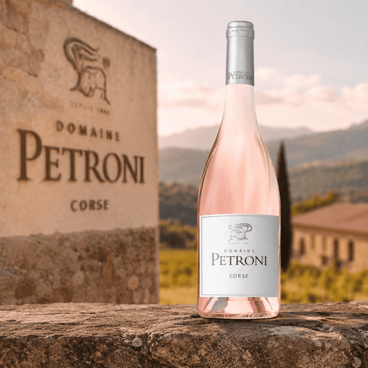 Domaine Petroni Rosé aus Korsika vor mediterraner Weinbergkulisse