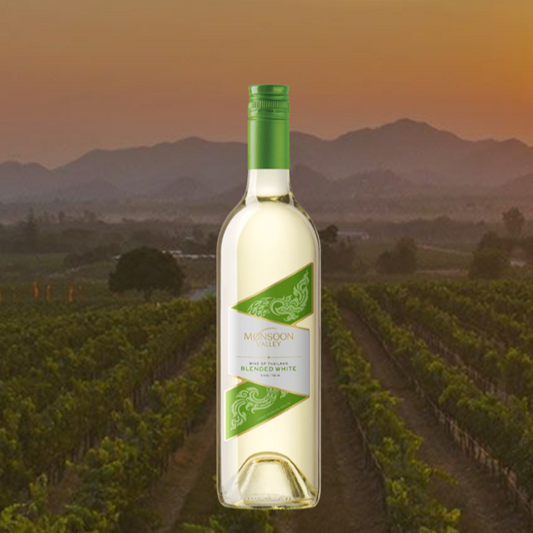 Thailändischer Weißwein Blended White vor dem Monsoon Valley Vineyard