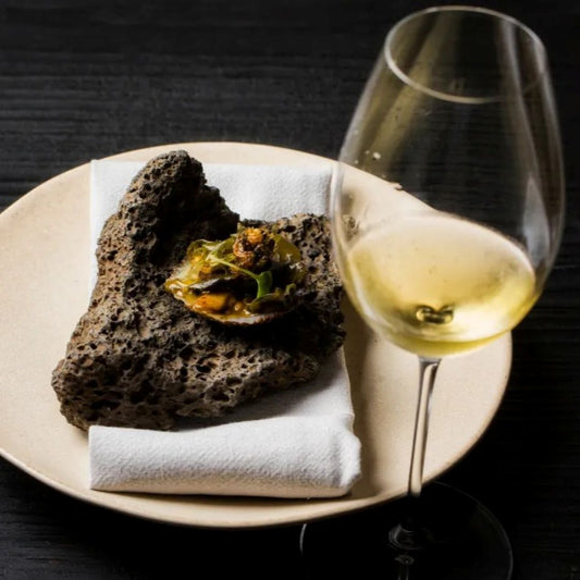 Weißwein von den Azoren mit Amuse-Gueule auf Lavastein