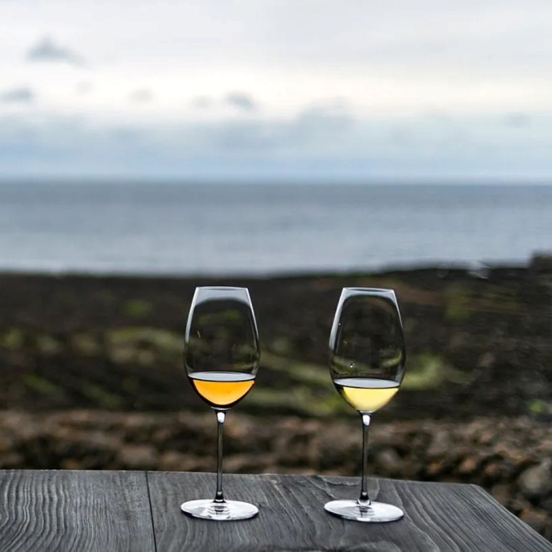 Zwei Gläser mit Azoren-Wein vor dem Atlantik im Hintergrund