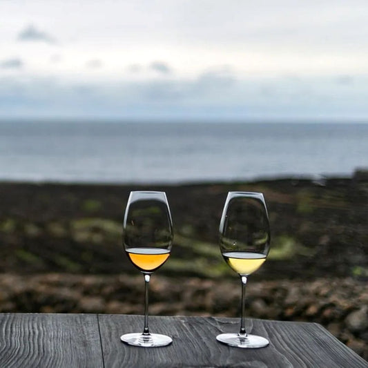 Zwei Gläser mit Azoren-Wein vor dem Atlantik im Hintergrund