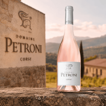 Domaine Petroni Rosé aus Korsika vor mediterraner Weinbergkulisse