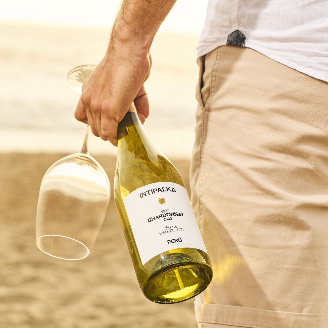 Intipalka Chardonnay am Strand mit Weinglas – peruanischer Weißwein