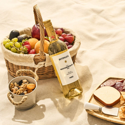 Intipalka Sauvignon Blanc aus Peru mit Obstkorb und Käse – frischer Weißwein aus dem Ica-Tal