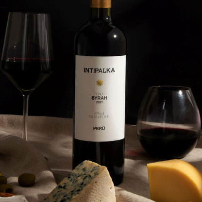 Intipalka Syrah mit Käse und Weingläsern – peruanischer Rotwein aus dem Ica-Tal