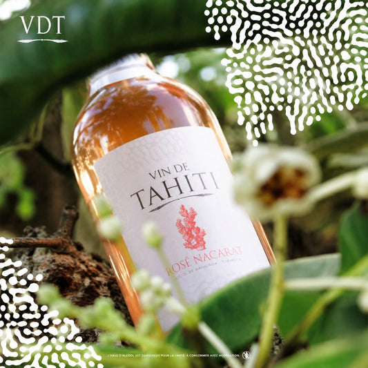 Roséwein aus Tahiti im Dschungel