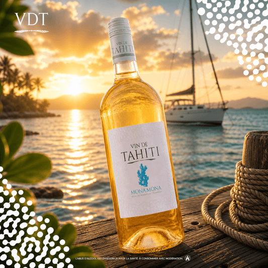Weißweinflasche Monamona von Vin de Tahiti auf Holzsteg mit Meer und Segelboot im Hintergrund