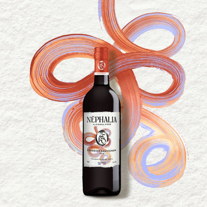 Flasche Néphalia Cabernet Sauvignon alkoholfrei vor abstraktem orange-blauem Design