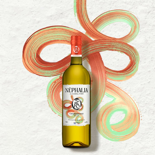 Néphalia Chardonnay - alkoholfreier Weißwein aus Frankreich vor abstraktem Hintergrund