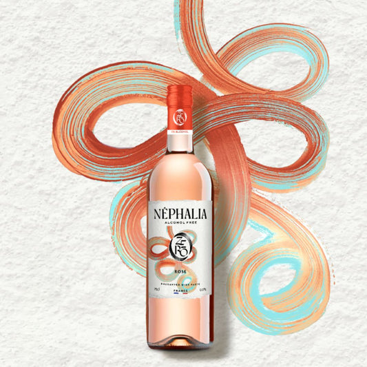 Néphalia Rosé - Alkoholfreier Roséwein aus Frankreich vor abstraktem Hintergrund